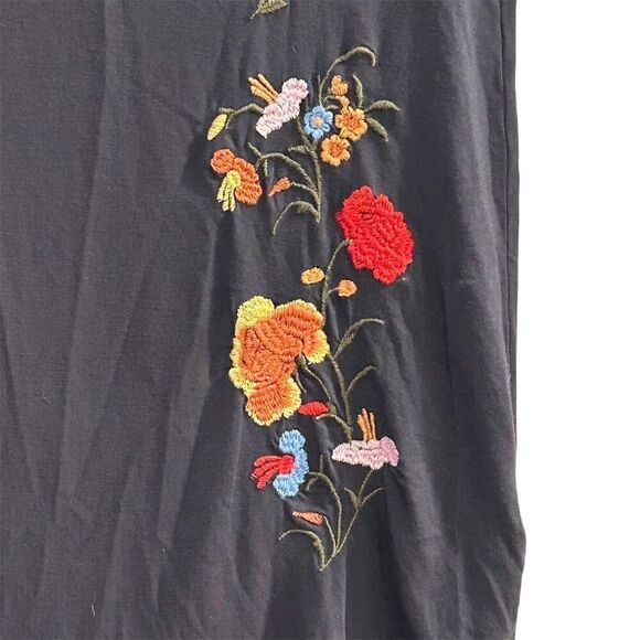 American Eagle Women's XS Black Floral V-Neck T-Shirt Embroidered - Picture 3 of 11